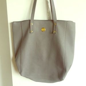 Leather tote with zipper
